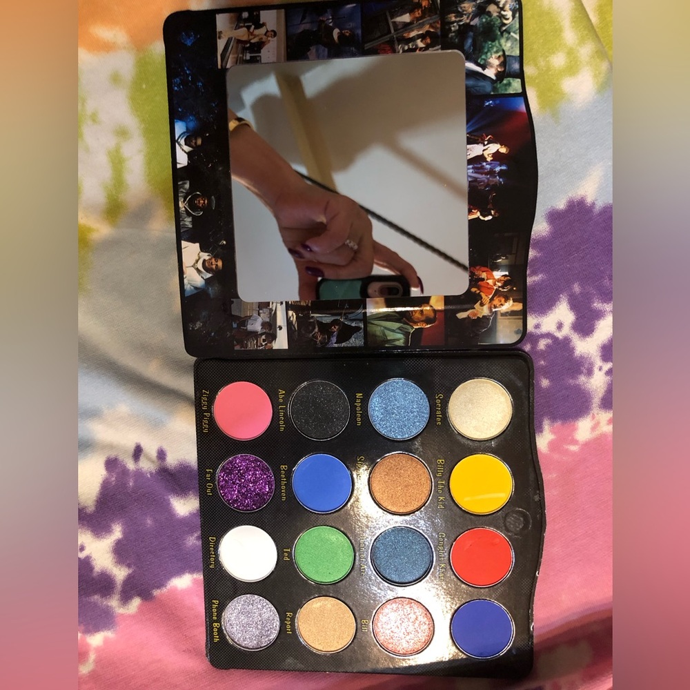 VAMPYRE COSMETICS Colorful Eyeshadow Palette with Mirror